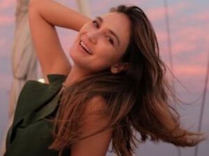 Luna Maya berteriak saat melakukan kretek untuk melepaskan lelahnya, netizen pun gagal fokus saat mendengar suara Luna Maya yang pertama.