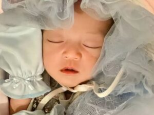 Ria Ricis akhirnya memperlihatkan paras cantik putri pertamanya yang bernama lengkap Cut Raifah Ara Moana, Jumat (5/8/2022).