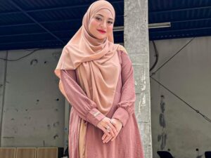 Nathalie Holscher tampak cantik mengenakan gamis, ia pun diperingatkan agar tidak lepas hujab usai bercerai dari komedian Sule.