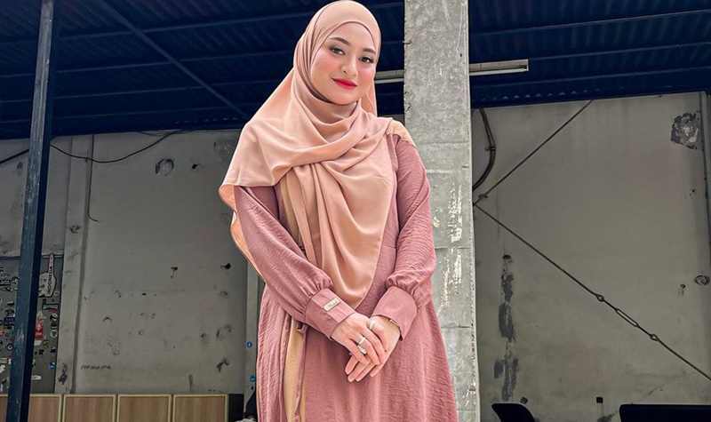 Nathalie Holscher tampak cantik mengenakan gamis, ia pun diperingatkan agar tidak lepas hujab usai bercerai dari komedian Sule.
