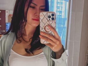 Nita Gunawan belum lama ini mengunggah foto seksi perutnya yang berbentuk sixpack, netizen pun langsung meninggalkan komentar pujian.