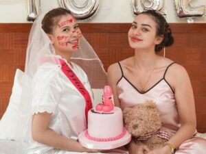 Nora Alexandra belum lama ini hebohkan warganet dengan unggahan salah satu foto sahabatnya yang sedang maka ngemut kue seperti penis.