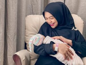 Aksi Ria Ricis yang baru saja melahirkan dan sudah nekat melakukan goyang Tiktok dengan hyper aktif hebohkan jagat maya, Senin (1/8/2022).
