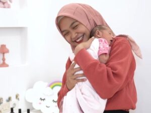 Ria Rici ungkap pernah memaksa anak pertamanya, Moana untuk banyak-banyak minum ASI lantaran selalu disebut Moana memiliki badan yang kecil.