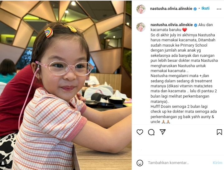 Nastusha Olivia Alinskie harus mengenakan kacamata untuk proses belajar di sekolah karena mengidap penyakit mata plus atau rabun dekat.