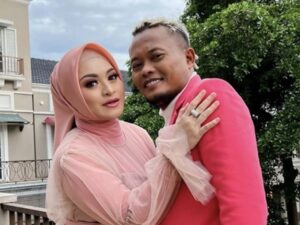 Komedian Sule dan Nathalie Holscher resmi bercerai pada Rabu (10/8/2022), Nathalie mendapatkan dua mobil dan juga nafkah tiap bulannya.