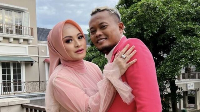 Komedian Sule dan Nathalie Holscher resmi bercerai pada Rabu (10/8/2022), Nathalie mendapatkan dua mobil dan juga nafkah tiap bulannya.