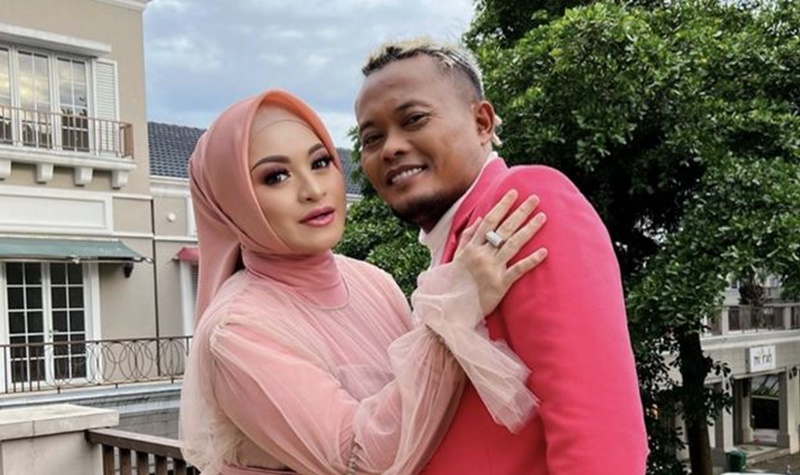 Komedian Sule dan Nathalie Holscher resmi bercerai pada Rabu (10/8/2022), Nathalie mendapatkan dua mobil dan juga nafkah tiap bulannya.