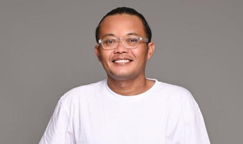 Komedian Sule kini dikabarkan tengah jatuh sakit dan harus diinfus, ia pun menyampaikan pesan pada netizen untuk berhenti hujat putrinya.