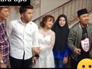 Fuji dan Thariq dikabarkan sudah lamaran ketika keduanya kompal memakai baju putih-putih dan berfoto bareng keluarga besar Fuji.