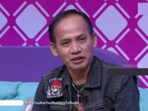 Priyo Peyek sempat viral karena suaranya yang menggelegar membawakan lagu-lagu rock. Meski sudah berumur gayanya tetap rocker.