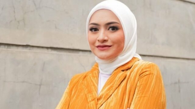 Nathalie Holscher menerima sindiran dari seorang netizen yang menyebutnya bisa terkenal berkat kisruh rumah tangganya dengan komedian Sule