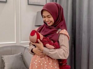 Aksi lucu baby Moana membuat netizen gemas, dia tidak hanya suka berada dipelukan sang Ibu tapi juga nyaman jika diketekin oleh Ria Ricis.