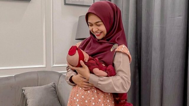 Aksi lucu baby Moana membuat netizen gemas, dia tidak hanya suka berada dipelukan sang Ibu tapi juga nyaman jika diketekin oleh Ria Ricis.