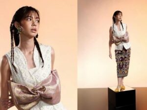 Yuki Kato berhasil tampil cantik berpakaian dari kain tenun yang dirancang dengan gaya modern. Dia sampai disebut mirip action figur.