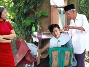 Tata Janeeta membuat netizen sampai geleng-geleng kepala berkat tingkah uniknya yang halu mengedit foto sedang bersama aktor Korea.