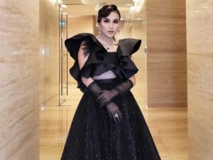 Ayu Ting Ting mengenakan setelan gaun mewah serba hitam di salah satu acara musik yang membuat penggemarnya makin terpesona.