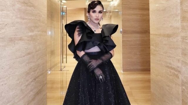 Ayu Ting Ting mengenakan setelan gaun mewah serba hitam di salah satu acara musik yang membuat penggemarnya makin terpesona.