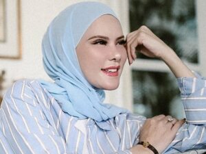Angel Lelga sangat terkejut saat disuruh untuk kembali memeluk Kristen. Dia merasa sedang diolok-olok oleh mantan kuasa hukumnya itu.