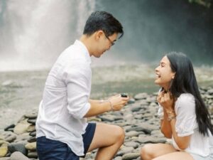 Maudy Ayunda sempat menghebohkan netizen atas kabar pernikahannya dengan seorang oppa Korea. Kini keduanya liburan bareng di sana.