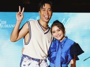Prilly Latuconsina dan Vidi Aldiano sukses menyanyikan dua buah lagu duet mereka dalam acara showcase album Vidi yang bertajuk Senandika.