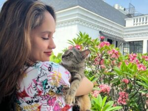 Cinta Laura begitu menyayangi kucing peliharannya, dia menggendongnya untuk berjemur di bawah sinar matahari. Hal itu membuat netizen iri.