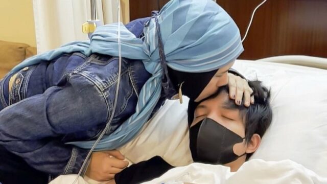 Atta Halilintar sudah terbaring lemah di rumah sakit selama seminggu. Ibunya, Lenggogeni merasa sedih dan berdoa untuk kesembuhan anaknya.