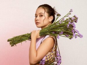 Hanggini melakukan sesi pemotretan dengan nuansa serba ungu dan setelan gaun kotak-kotak yang girly, kecantikannya mirip Jenny Blackpink.