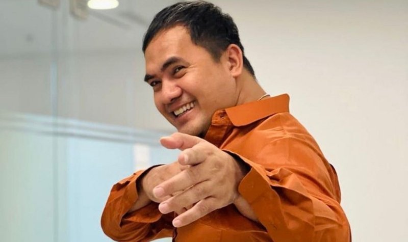 Saipul Jamil akhir-akhir ini menjadi sorotan netizen karena sering memamerkan aksi peluk cium pada seorang selebgram, Lina Mukherjee.