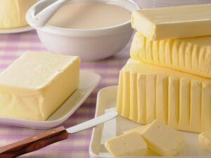 Ternyata untuk membuat mentega rumahan cukup sederhana resepnya. Kita hanya memerlukan susu atau krim yang hampir kadaluarsa.