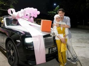 Rizky Billar memberikan kado istimewa berupa mobil mewah pada Lesti Kejora yang berulang tahun, meski begitu dia masih minta maaf padanya.