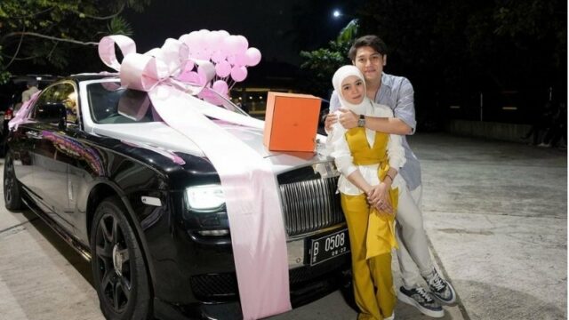 Rizky Billar memberikan kado istimewa berupa mobil mewah pada Lesti Kejora yang berulang tahun, meski begitu dia masih minta maaf padanya.
