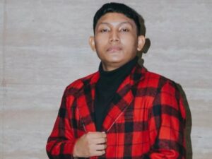 Antonio Manurung adalah mantan peserta X-Factor Indonesia yang disebut-sebut memiliki suara yang mirip dengan penyanyi kenamaan, Judika.