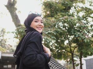Cita Citata Memamerkan sebuah cincin yang terselip pada salah satu jari manisnya. Dia disebut-sebut menerima lamaran dari seseorang.