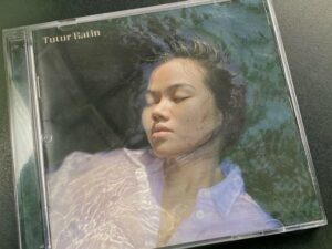 Yura Yunita membagikan alasan di balik foto albumnya yang menampilkan wajahnya tanpa riasan serta lagu "Dunia Tipu-tipu" sebagai pembuka.