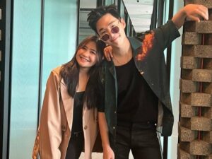 Prilly Latuconsina berhasil membuat warganet terkejut sekaligus iri saat dirinya menerima lamaran penyanyi kenamaan Korea Selatan, Henry Lau.