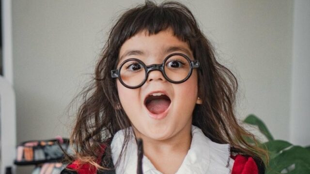 Mazaya si selebgram cilik kembali menuai perhatian publik dengan tingkahnya yang menggemaskan saat memparodikan gaya kondangan.
