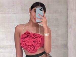 Transgender Millen Cyrus berhasil membuat warganet salah fokus dengan penampilan barunya yang terbuka saat memakai celana dalam.