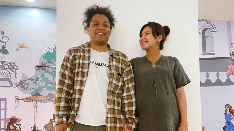 Arie Kriting dan Indah Permatasari kini sedang bersiap menyambut kelahiran anak pertama mereka yang sudah masuk usia 8 bulan kandungan.