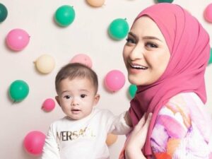 Nathalie Holscher dan anaknya, Adzam, sukses tampil kompak dengan pakaian merah putihnya dalam rangka peringatan hari kemerdekaan.