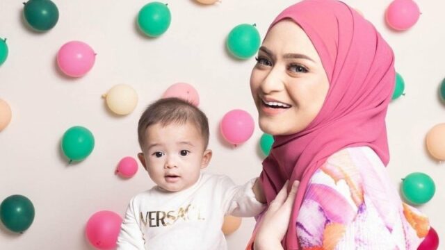Nathalie Holscher dan anaknya, Adzam, sukses tampil kompak dengan pakaian merah putihnya dalam rangka peringatan hari kemerdekaan.