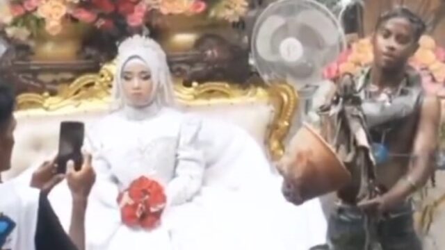 Pengantin wanita dandan cantik mengenakan gaun putih mewah, sedangkan pengantin pria seperti tidak memakai baju dan kotor.