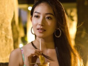 Artis cantik Natasha Wiloan belum lama ini kedapatan tidak memakai baju saat berolahraga, body seksinya pun jadi sorotan warganet.