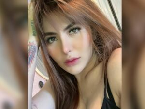 Angela Lee mmalah diberi julukan sebagai sosok buaya betina alias playgirl karena berusaha beri rayan maut untuk netizen.