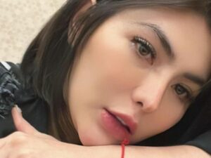 Angela Lee tampil begitu cantik saat pamerkan pose imut ke hadapan kamera, netizen malah salfok dengan adanya tato di tangannya.