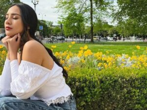 Anya Geraldine nikmati waktu liburan dengan mengunjungi Labuan Bajo, ajak serta teman-teman dekat termasuk sang kekasih hati.