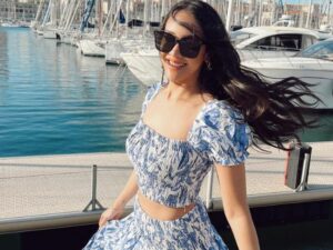 Anya Geraldine dipuji tak pernah gagal cantik dalam balutan crop top berwarna biru sangat sesuai dengan laut dan pemandangan belakangnya.