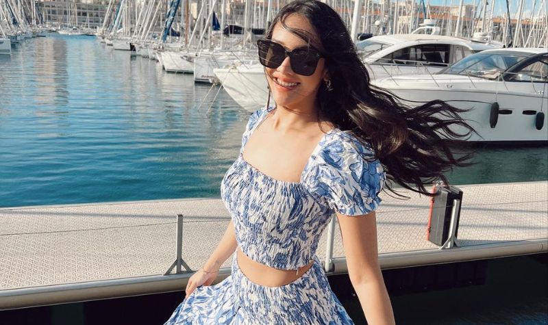 Anya Geraldine dipuji tak pernah gagal cantik dalam balutan crop top berwarna biru sangat sesuai dengan laut dan pemandangan belakangnya.