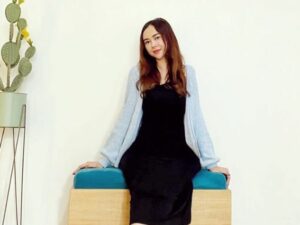 Aura Kasih unggah foto lama dan tanyakan umur pengambilan foto ini pada netizen. Banyak yang salfok dengan wajah cantiknya tak berubah.