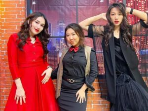 Ayu Ting Ting buat banyak netizen merasa salfok dengan penampilannya ketika berfoto bersama dengan Kiki Saputri dan Hesti.